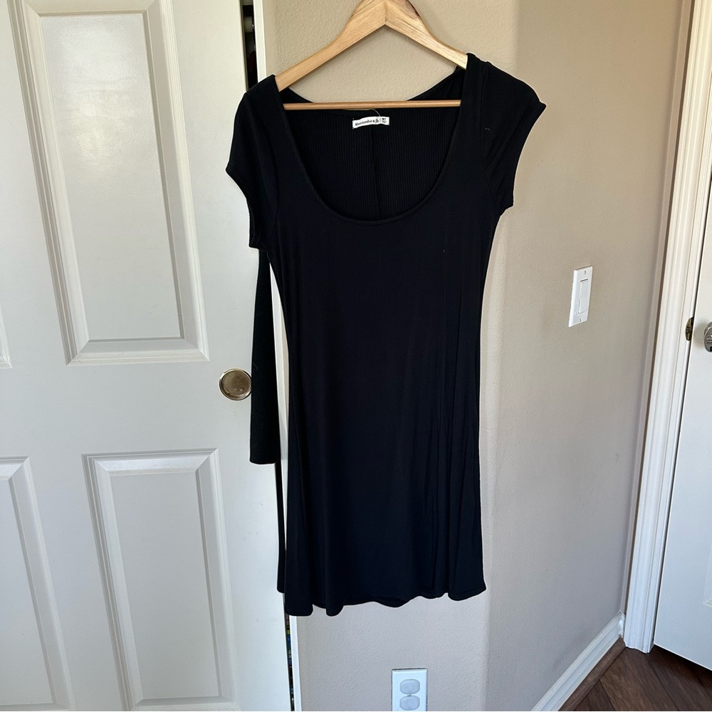NWT Abercrombie & Fitch Black Fitted Cap Sleeve Dress size medium